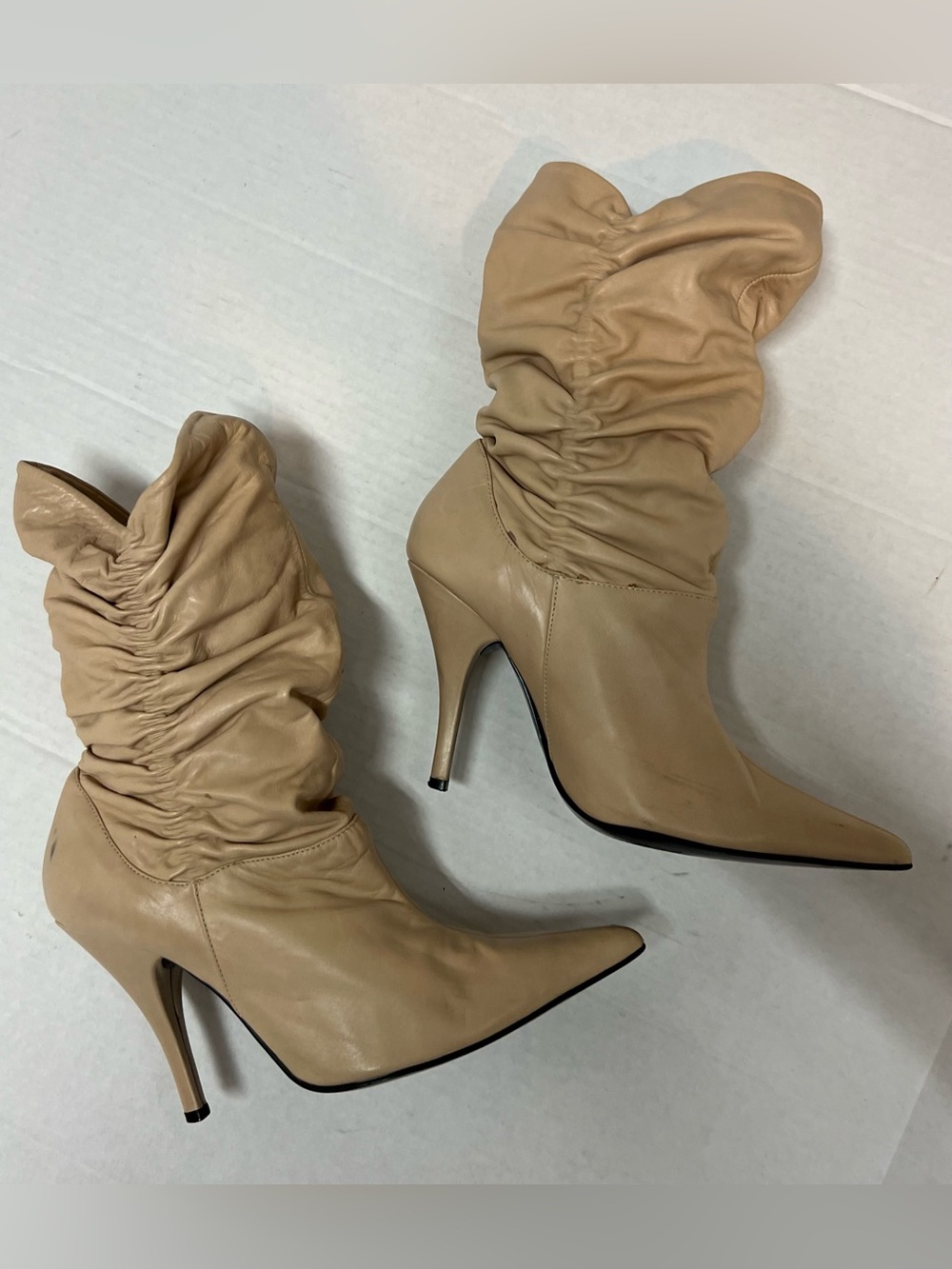 Steve Madden Women’s 6.5 M Light Beige Leather Scrunch Heeled Pointy Boots